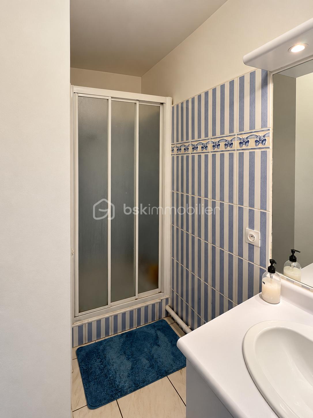Petite salle de bains aux rayures bleues.png