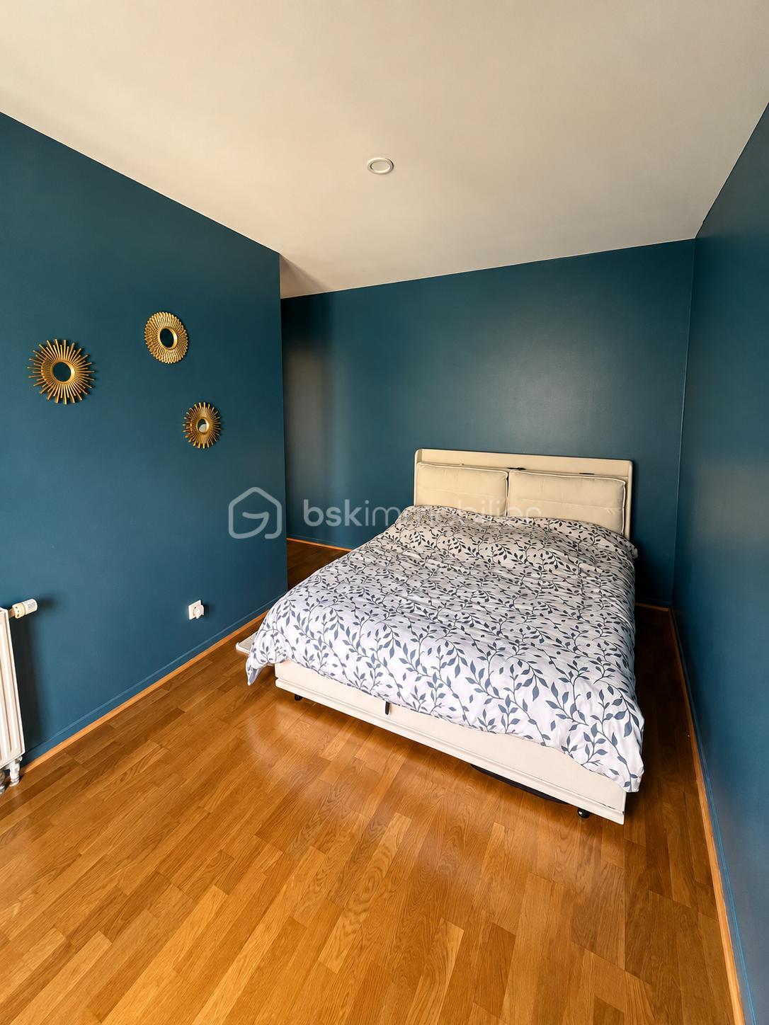 Chambre moderne aux murs bleu canard.png