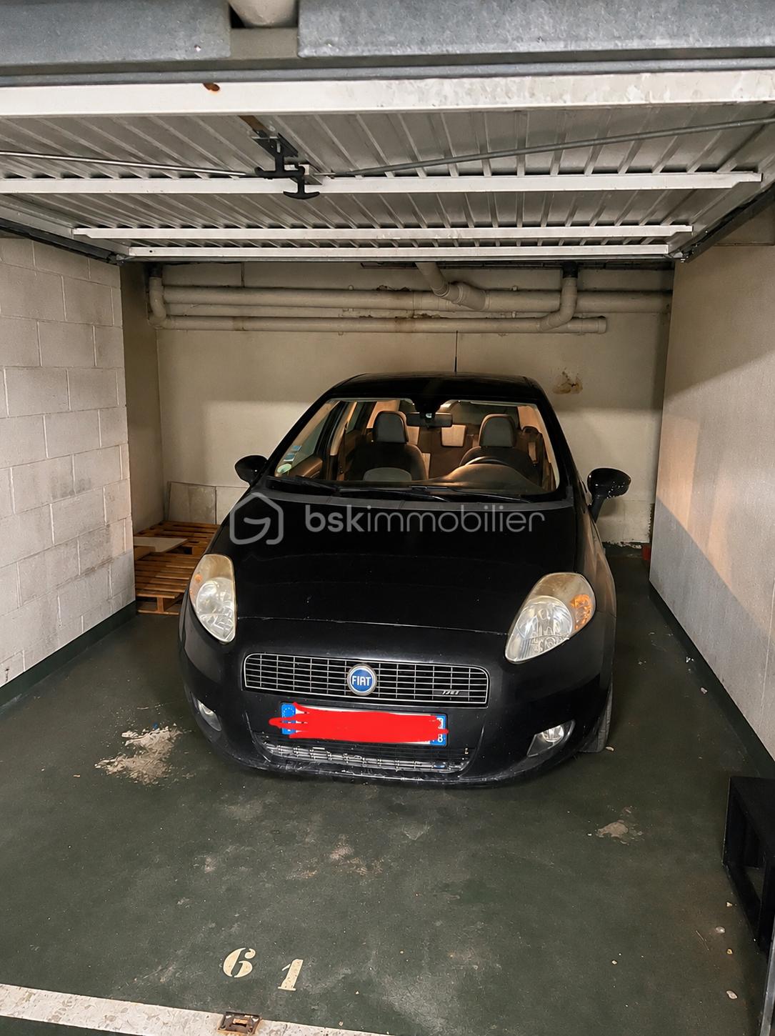 Fiat noir dans garage numéro 61.png