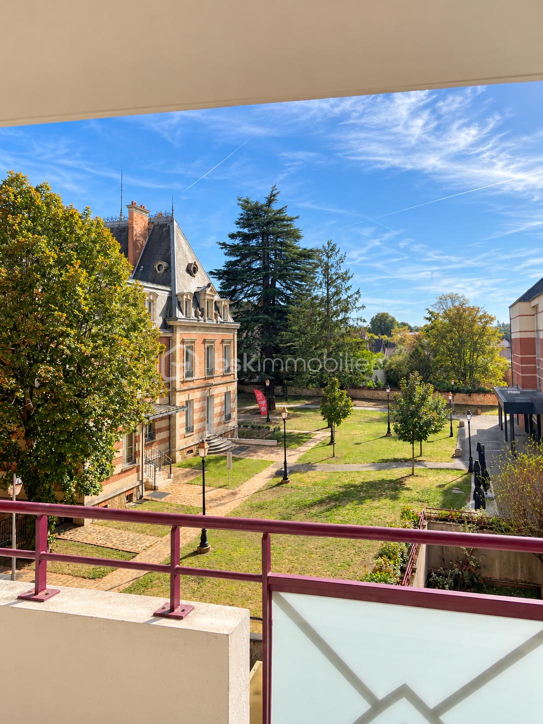 Vue panoramique sur cour paysagée.png