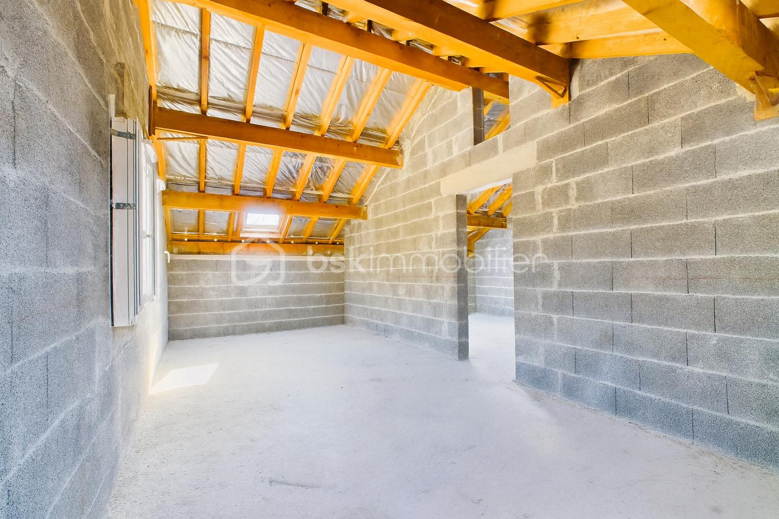 Maison d architecte de 168 m² - Grange en construction sous lumière naturelle.png