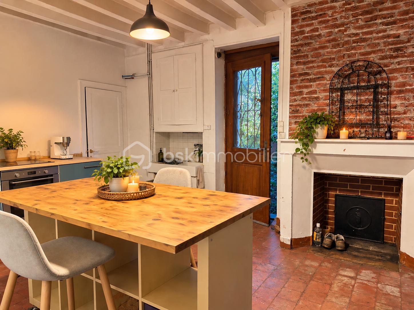 Cuisine chaleureuse au charme rustique.png