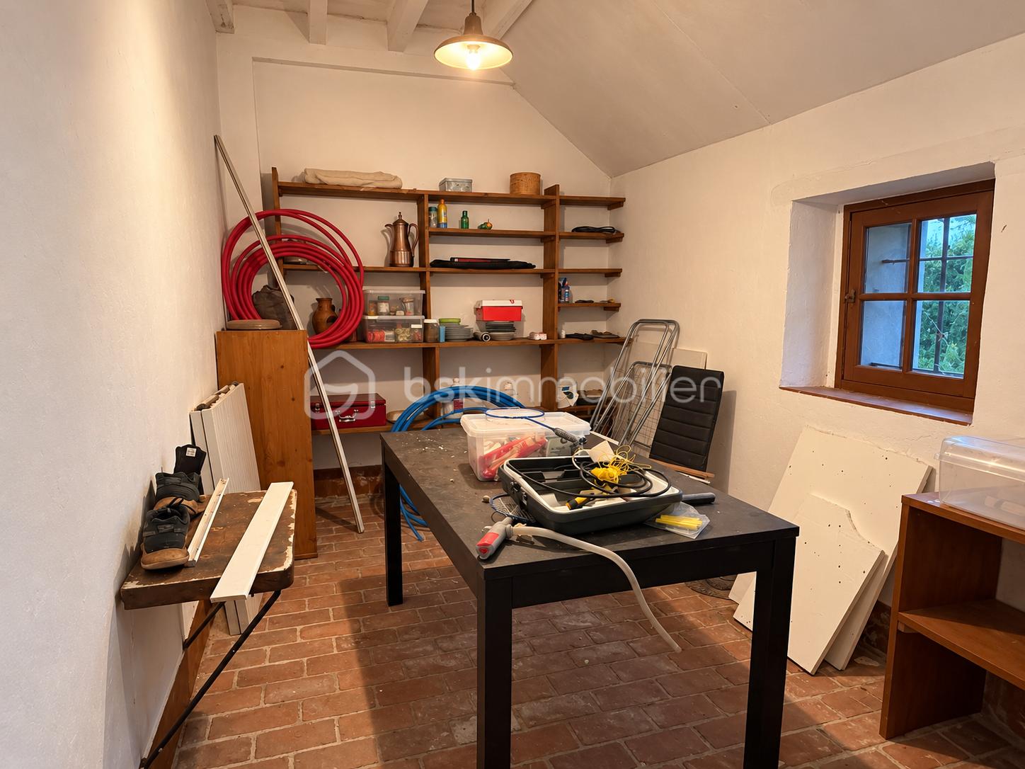 Atelier rustique soigneusement organisé.png