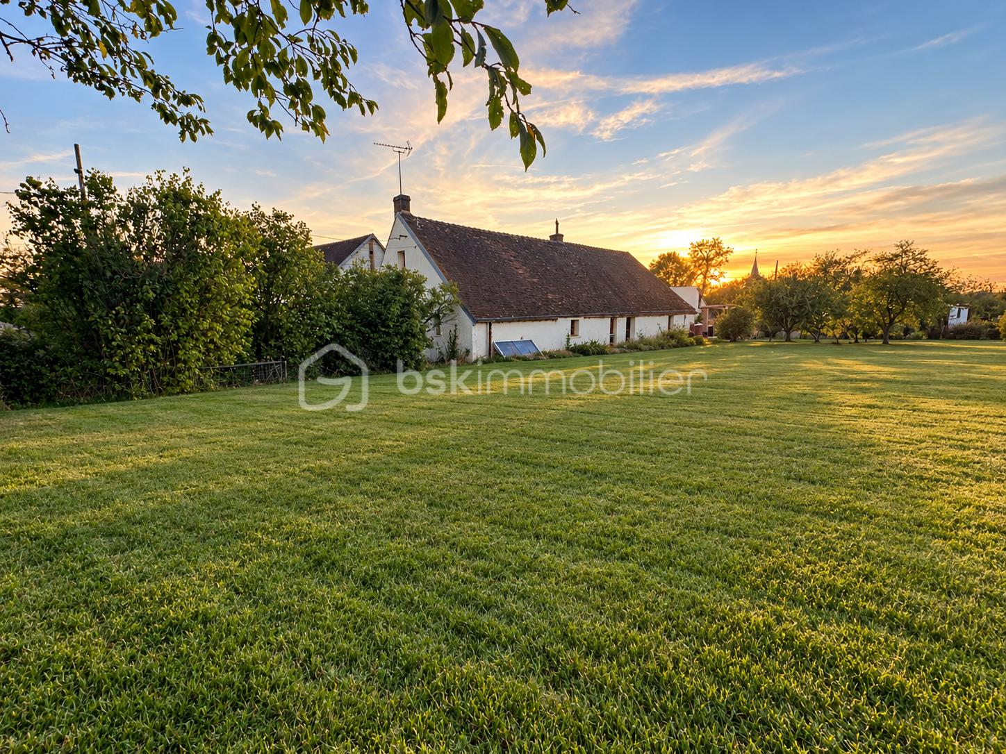 Maison rurale au coucher du soleil.png