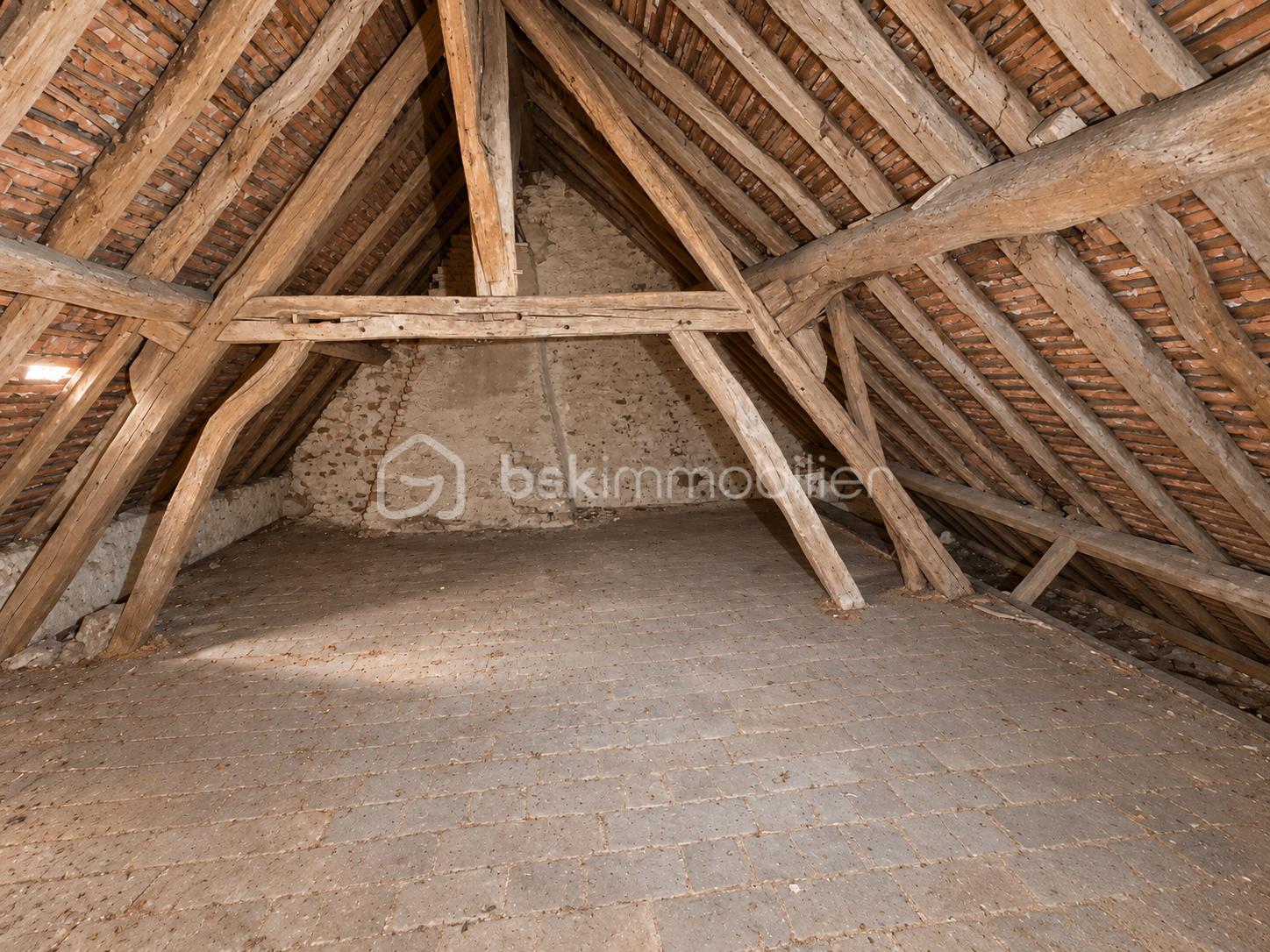 Riadh rustique sous charpente ancienne.png