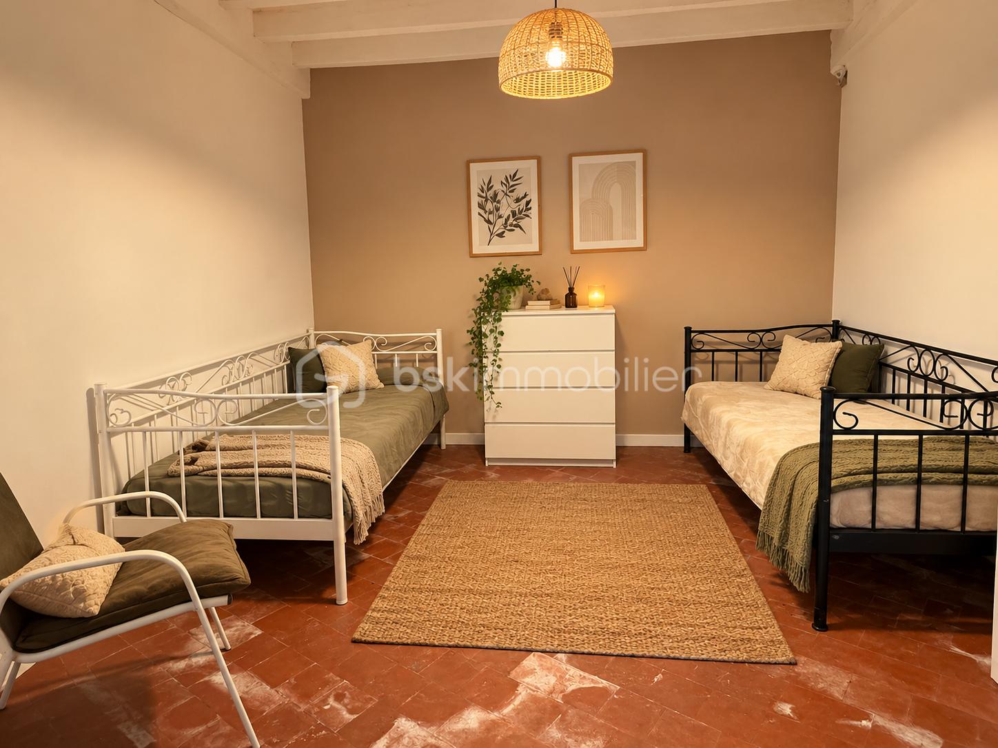 Chambre d’amis chaleureuse aux tons naturels.png