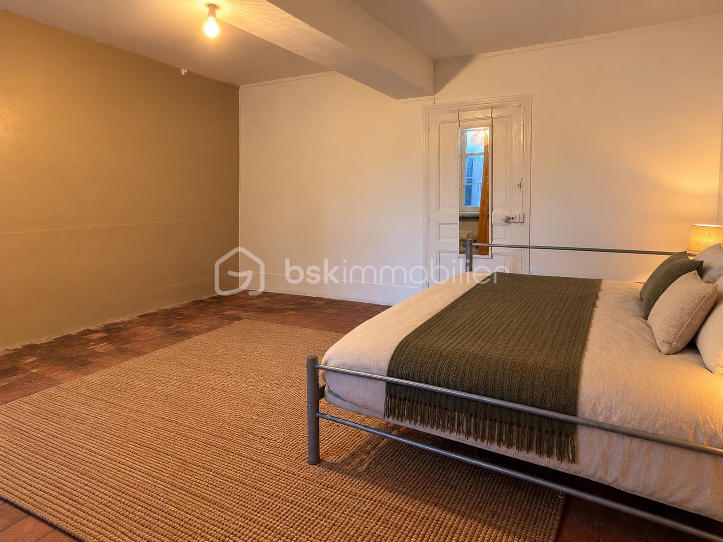 Chambre chaleureuse à ampoule nue.png