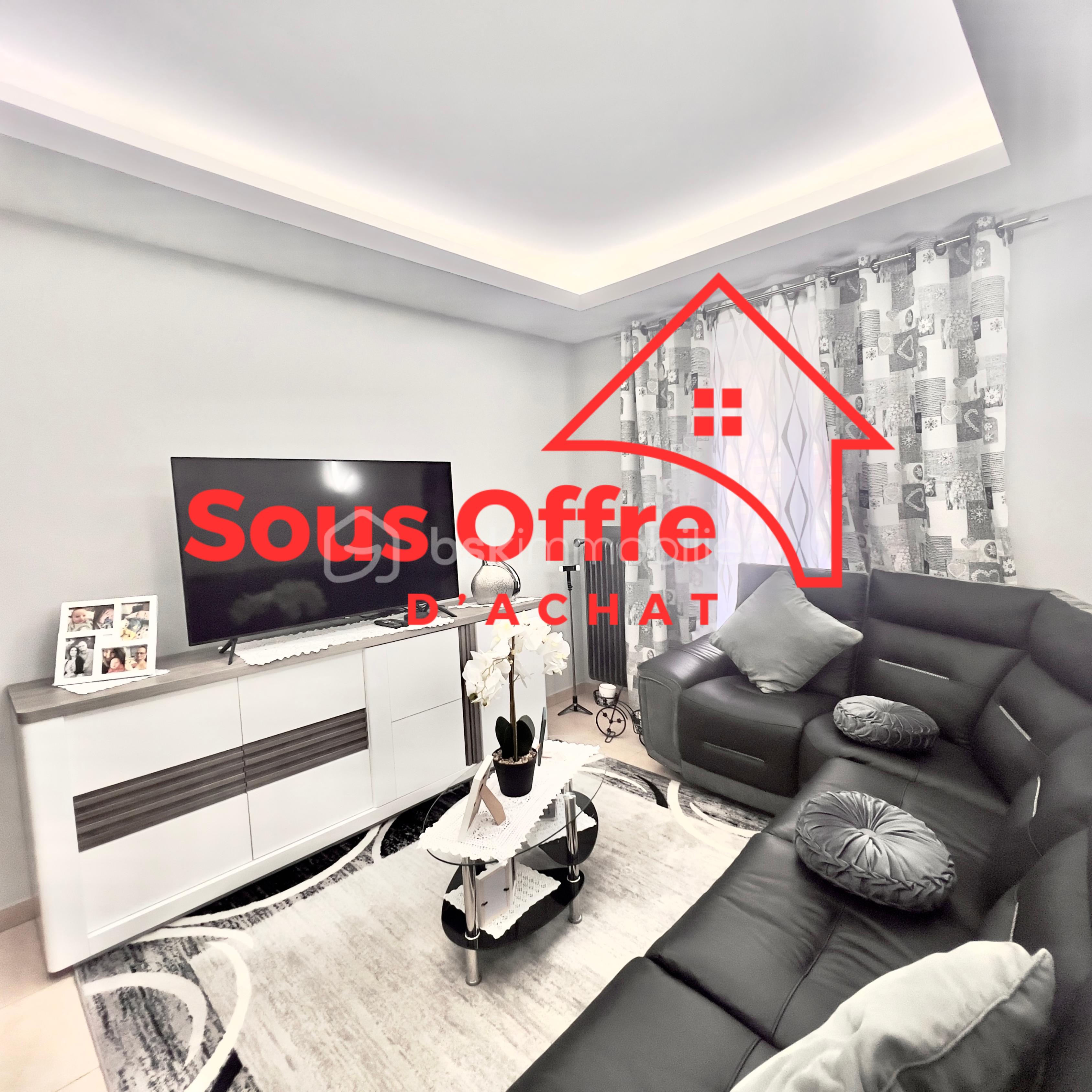 Appartement de 60 m² - Beige Luxurious House Agent Collage Instagram Post.png