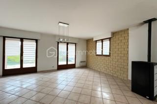 Maison traditionnelle de 126 m² - salle à manger vide avec poêle.jpg