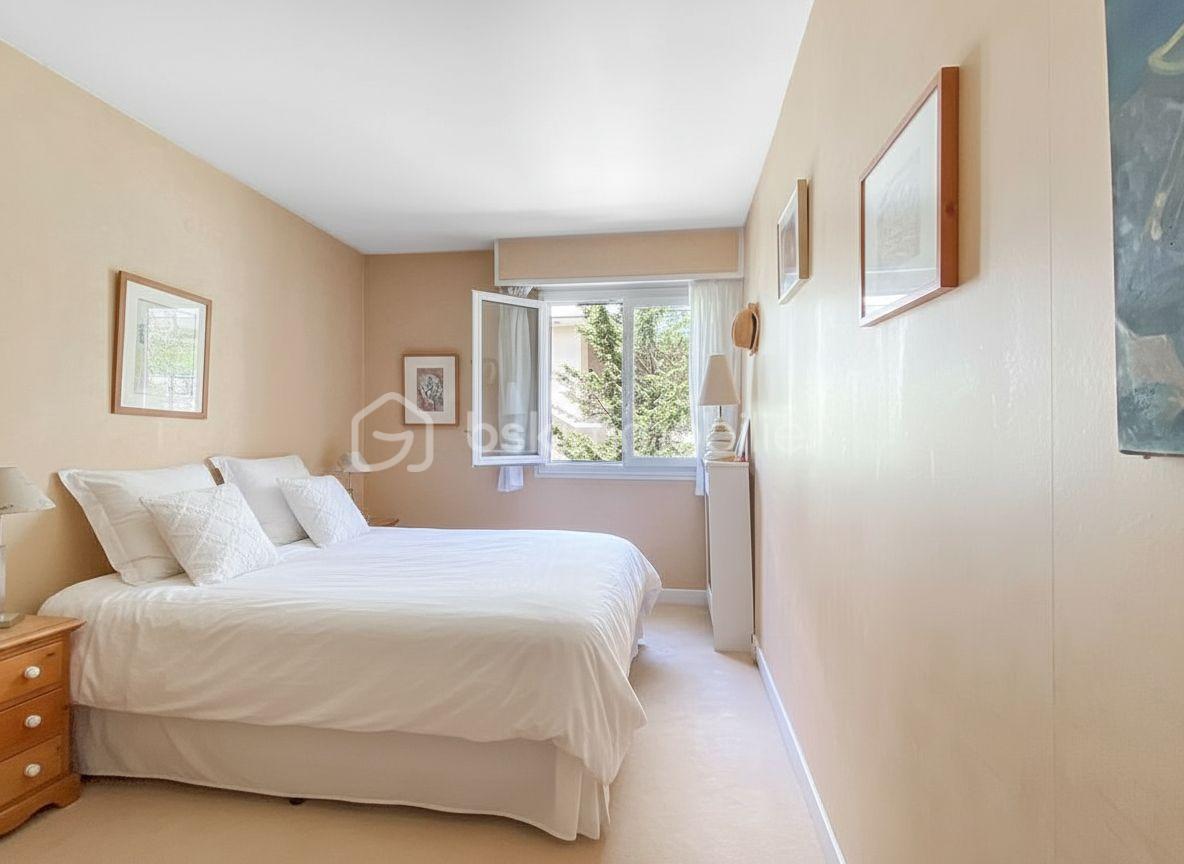 chambre 2 vue coté lit fait fenetre png.png