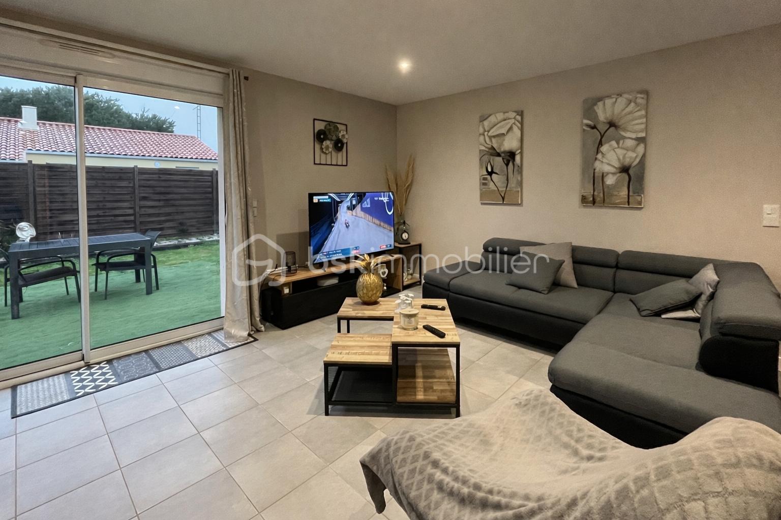 Salon moderne avec jardin extérieur.png