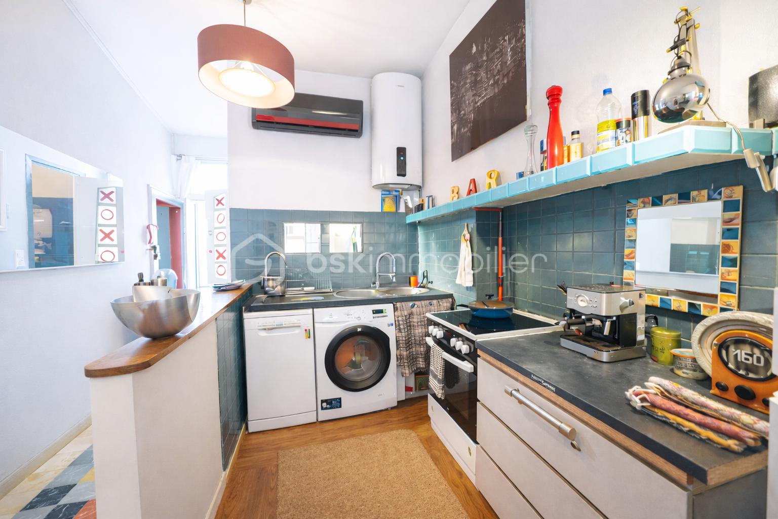 Cuisine moderne et salon ouvert.png