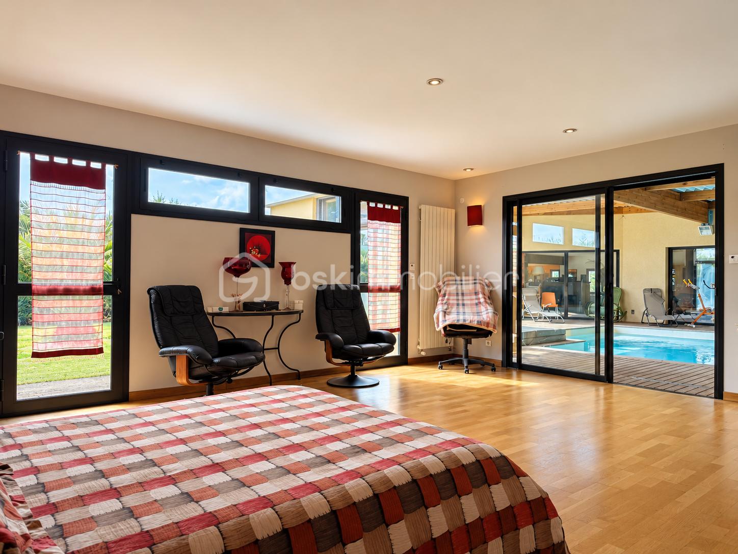 Chambre moderne avec vue sur piscine.png
