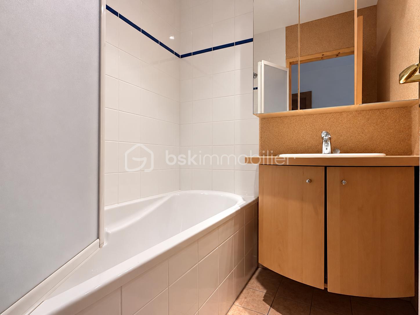Salle de bain compacte, propre et moderne.png