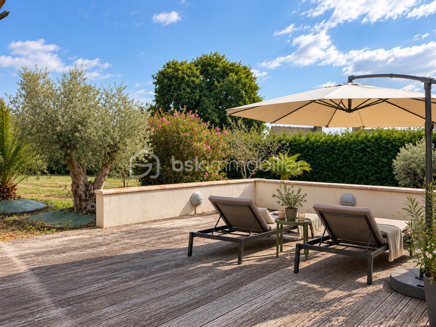 Terrasse ensoleillée avec transats et parasol.png