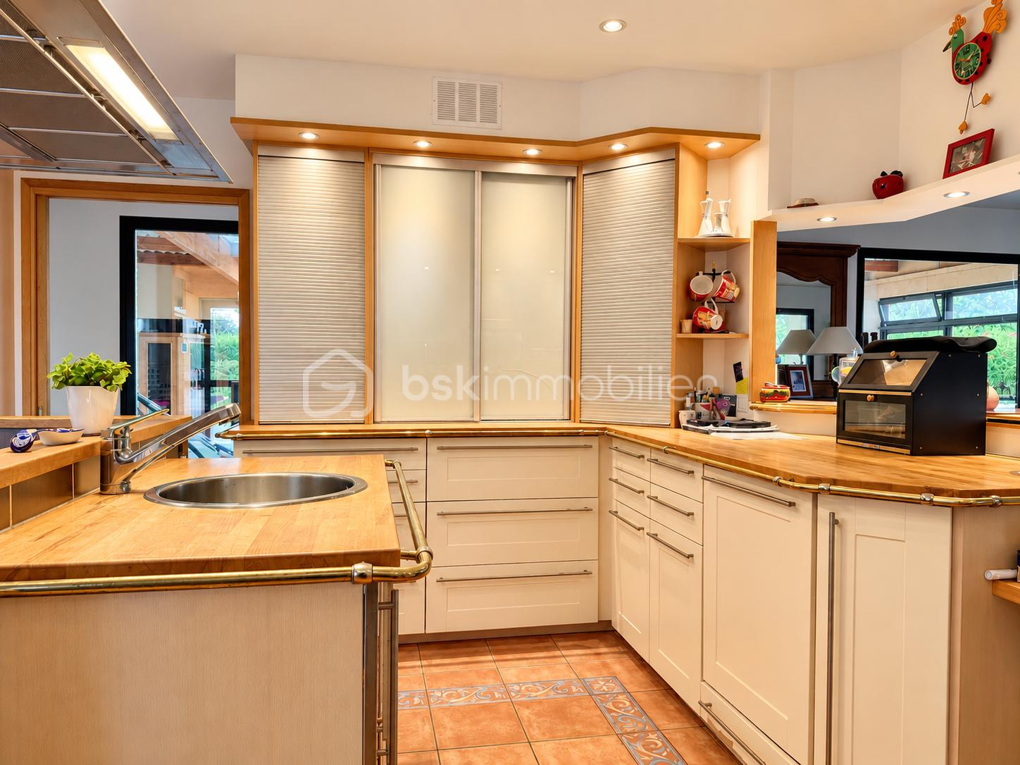 Cuisine moderne chaleureuse et lumineuse.png