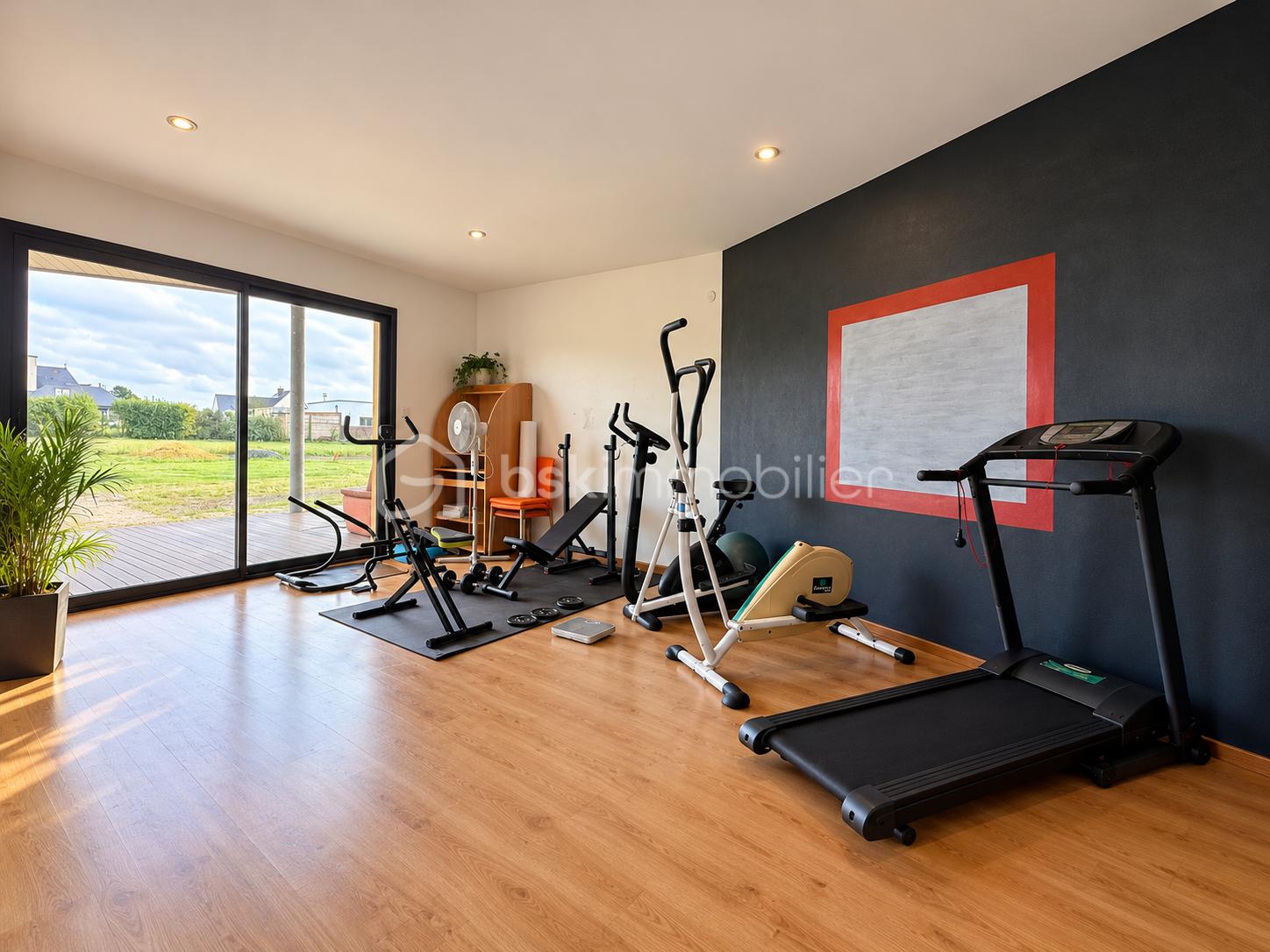 Salle de sport moderne et rangée.png