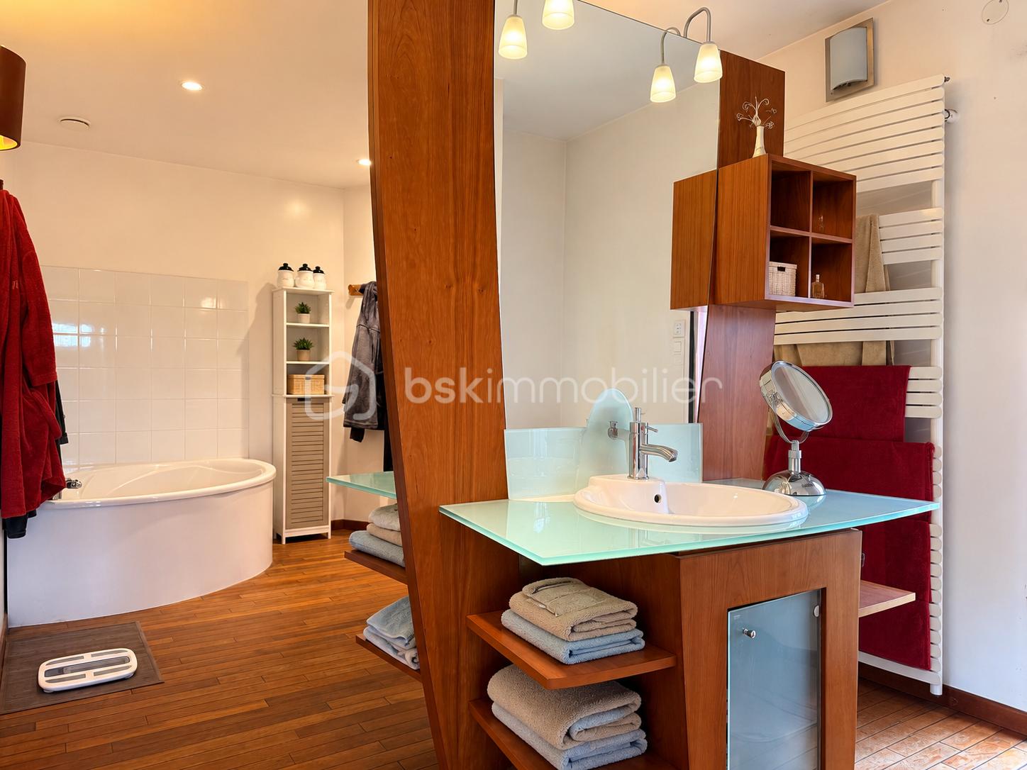 Salle de bain moderne, propre et chaleureuse.png