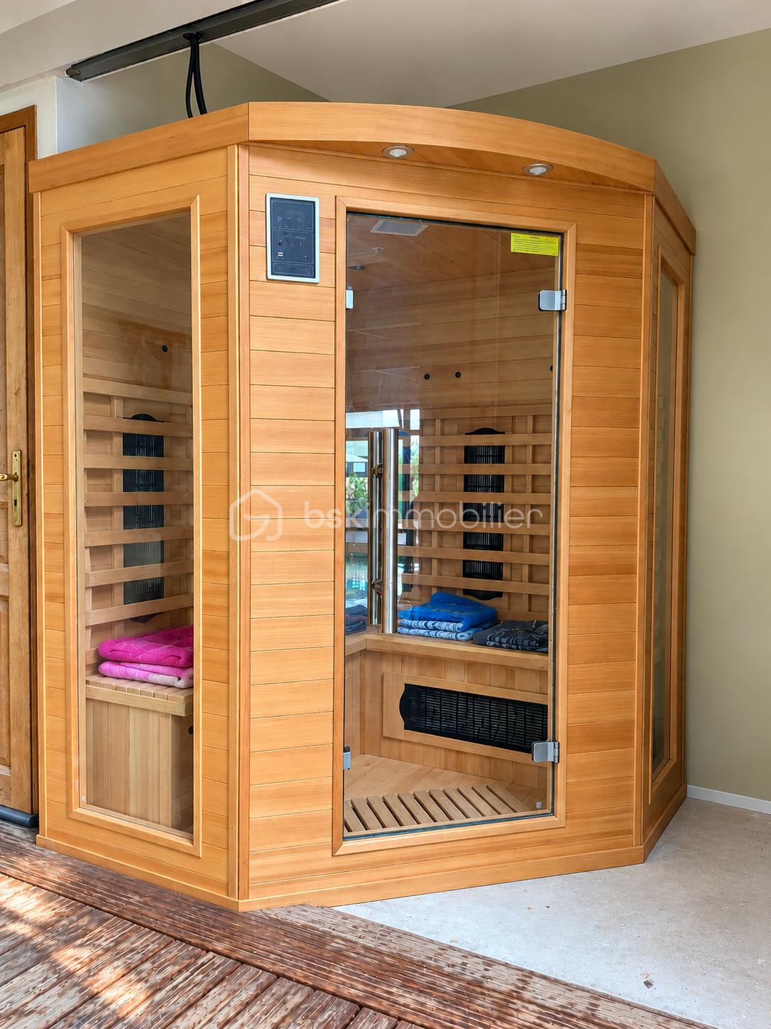 Sauna en bois dans un espace rénové.png