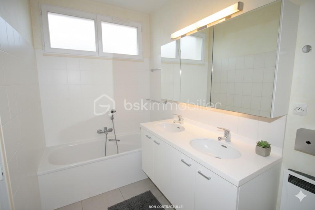 Maison de 200 m² - salle de bain blanche du bas.jpg