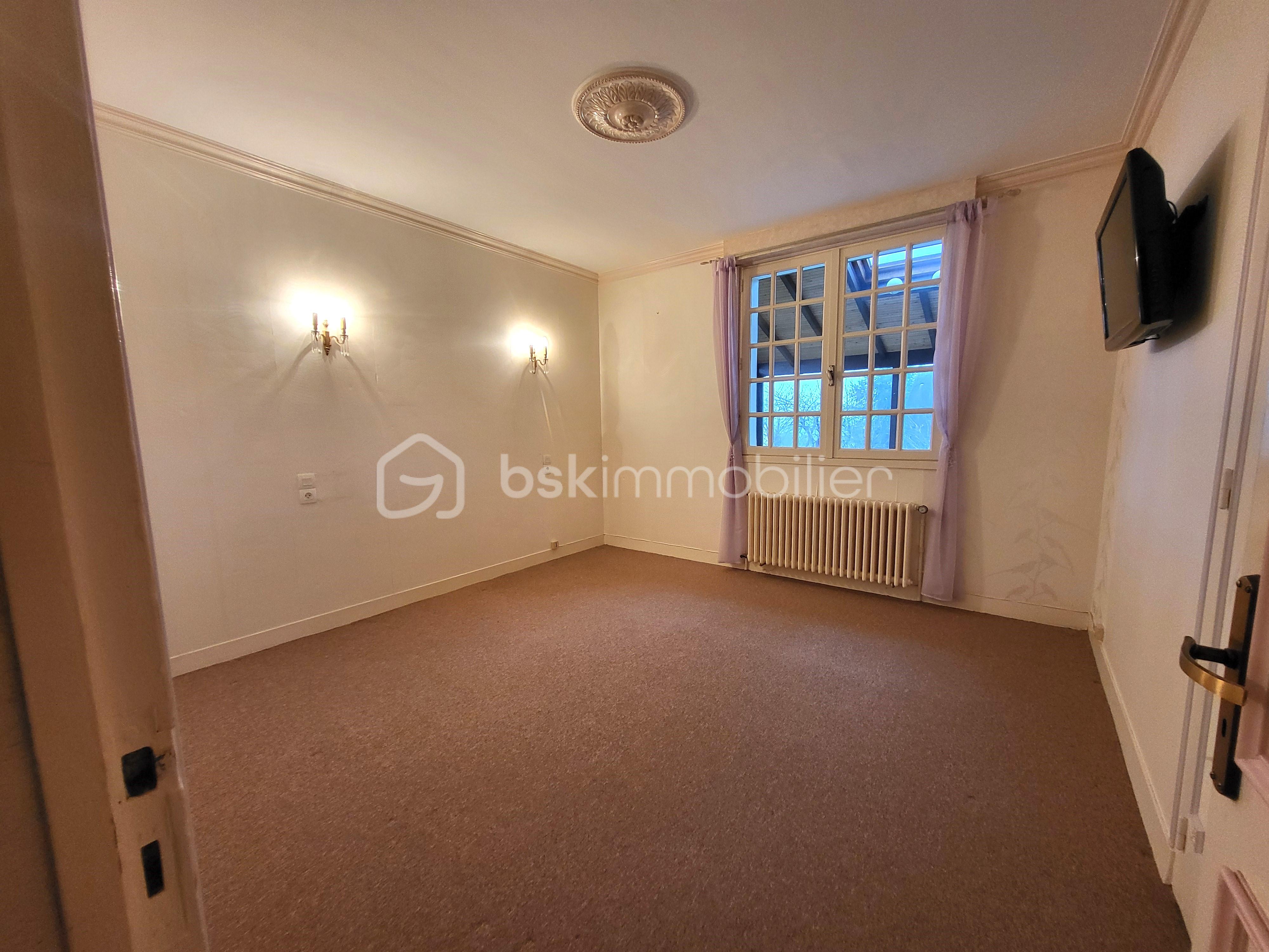 Maison de 200 m² - chambre bas à prendre.jpg