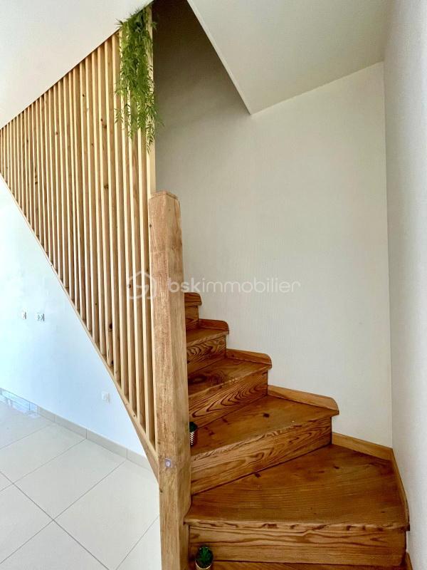 Duplex de 43 m² - vue esclier de bas en haut.jpg