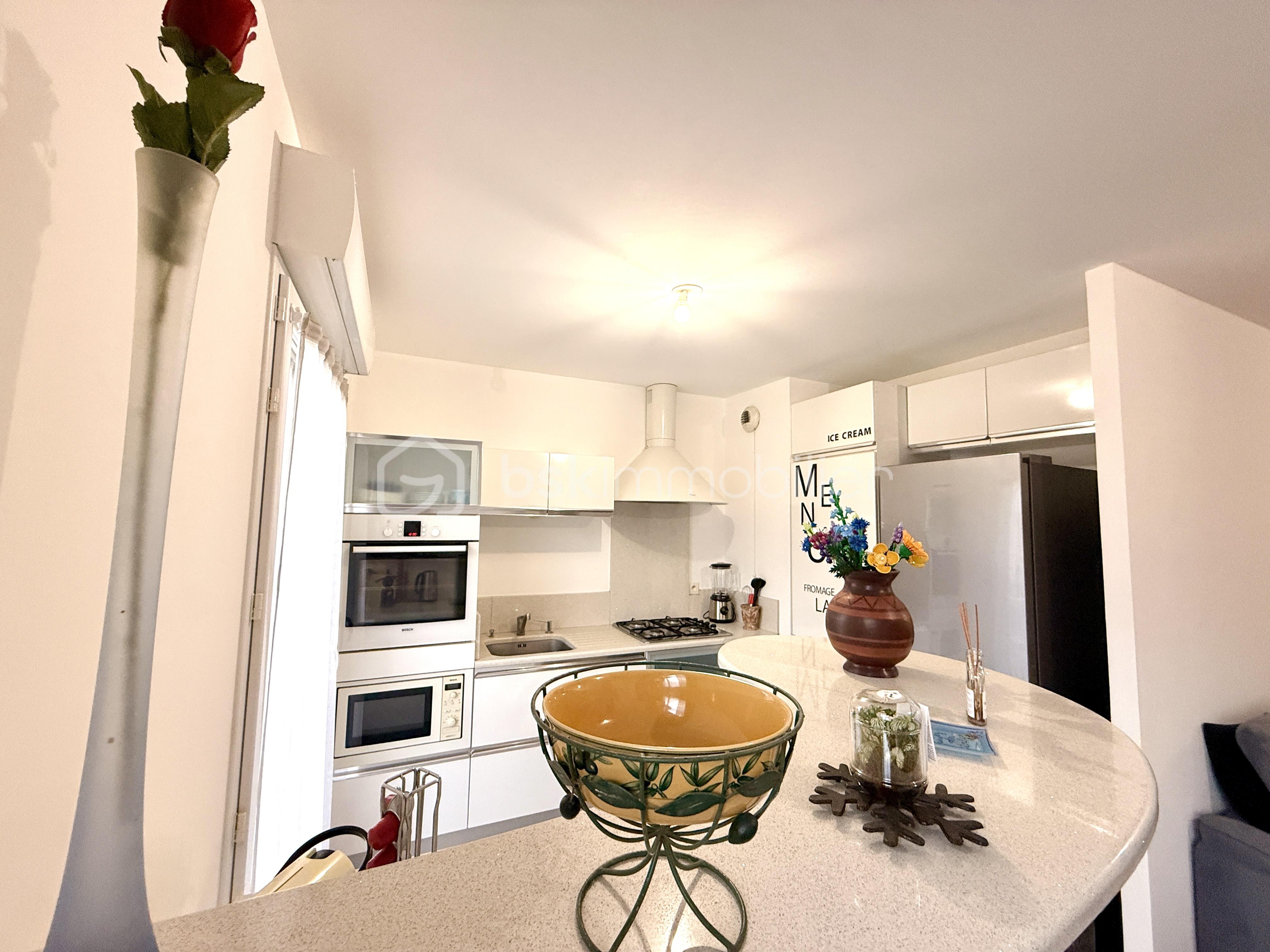 Appartement de 47,82 m² - cuisine vu du bar.jpg