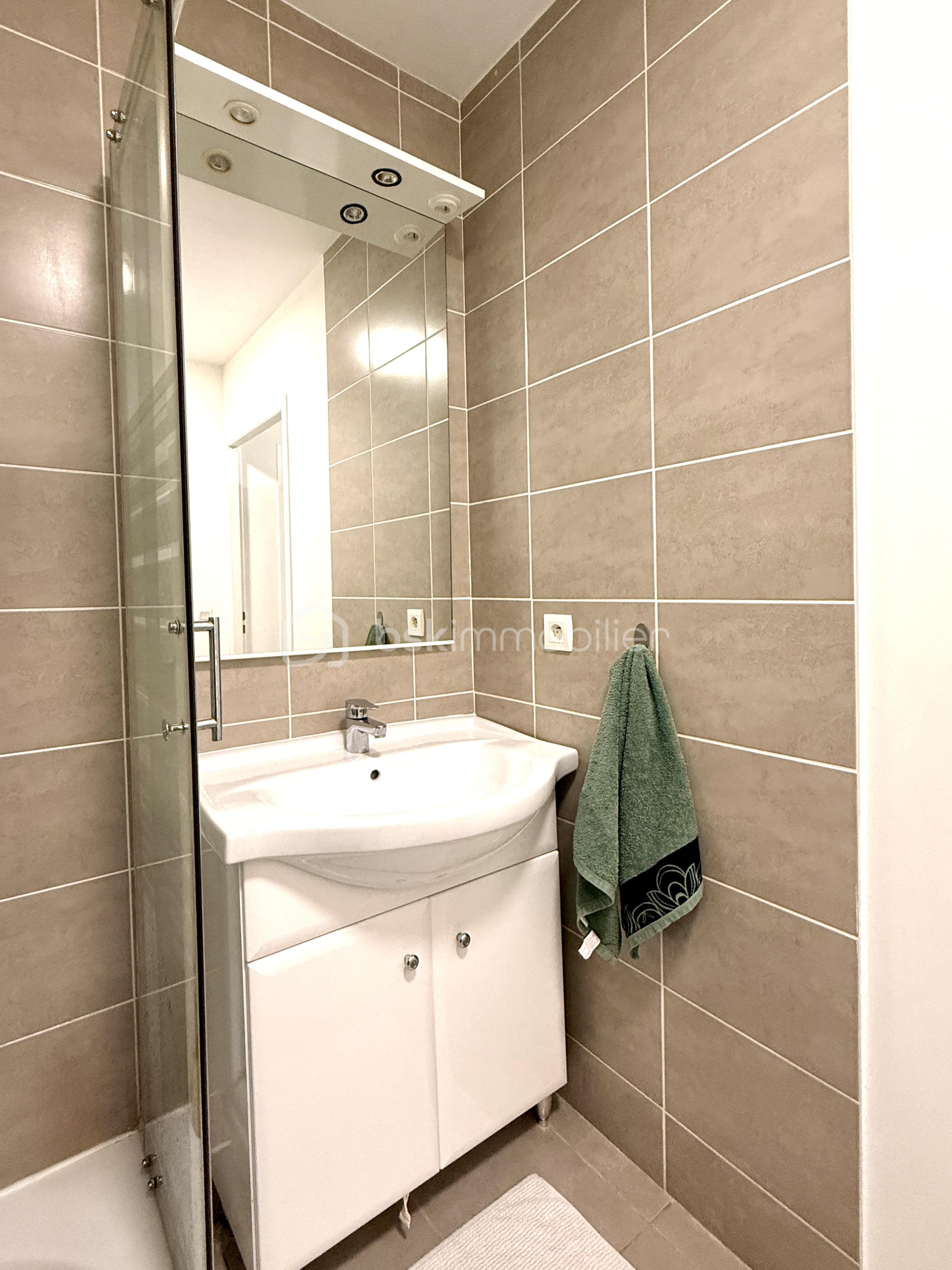 Appartement de 47,82 m² - lavabo.jpg