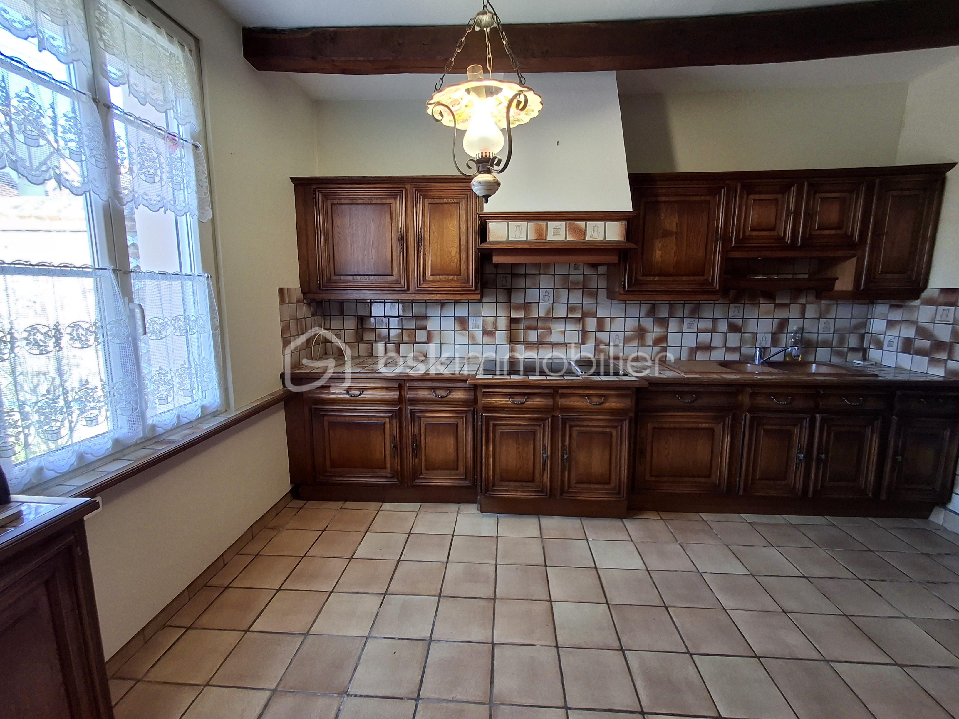 cuisine depuis porte entrée paysage.png