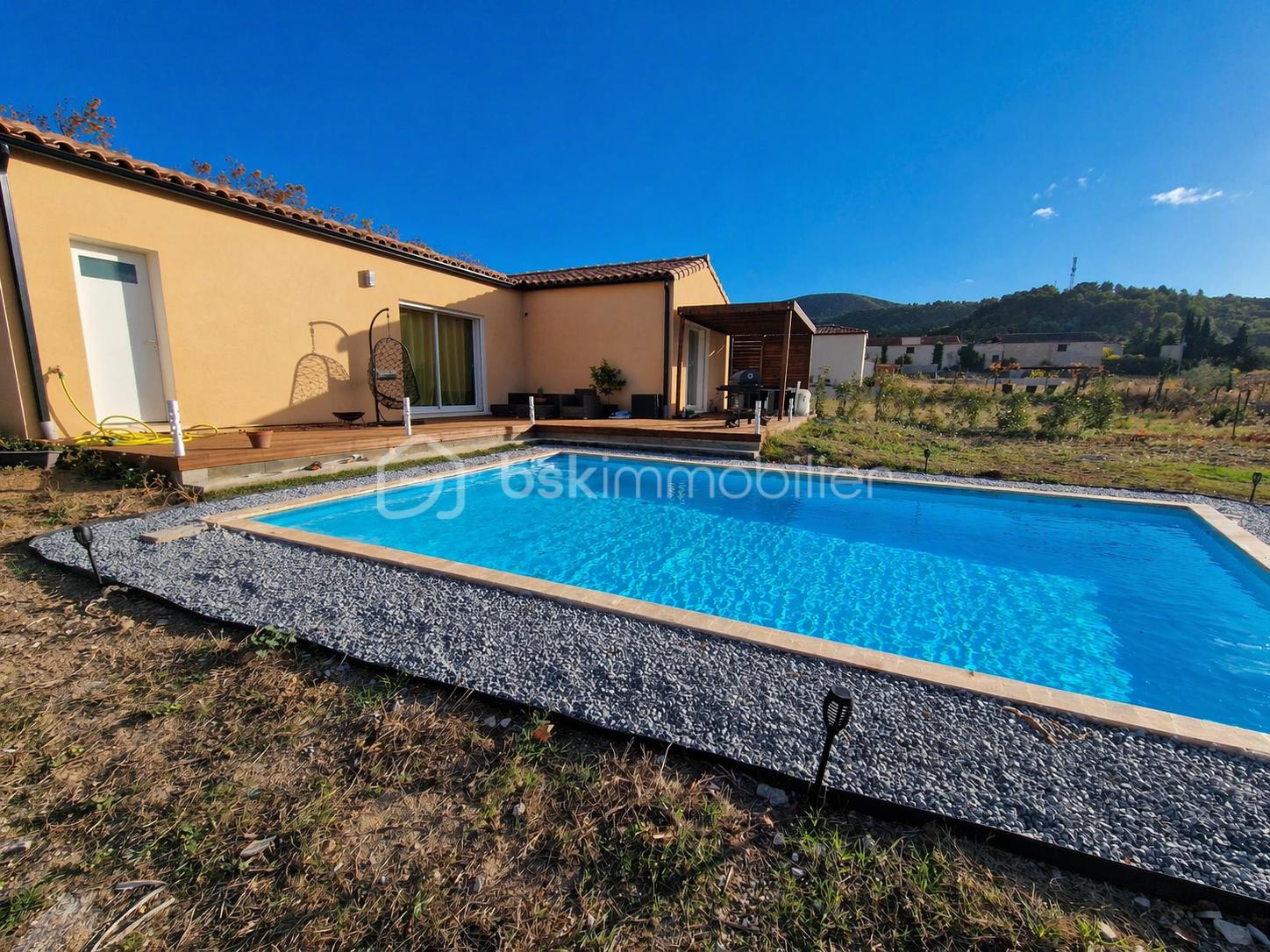 Maison méditerranéenne avec piscine et terrasse.png