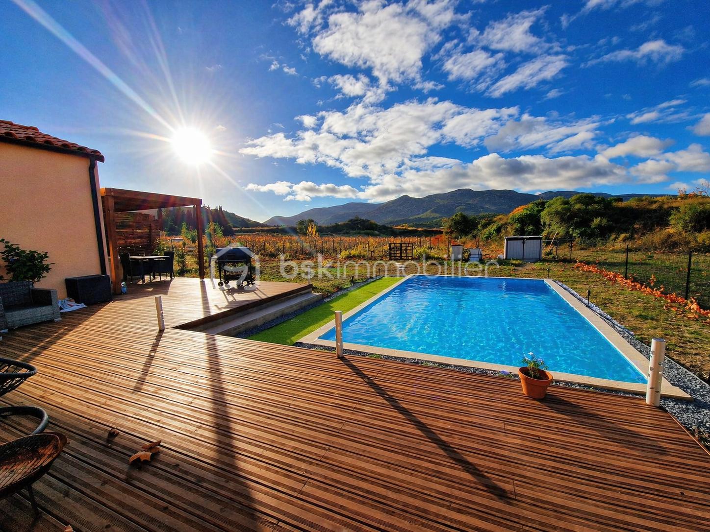 Jardin moderne sous le soleil éclatant.png