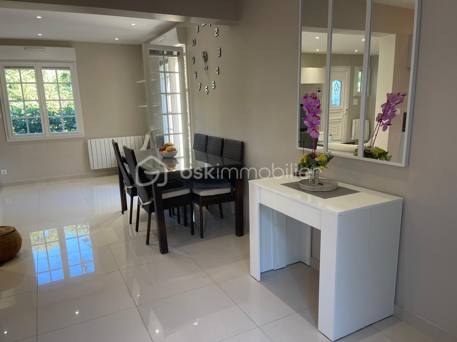 Maison de 179 m² - salon avec gigogne.jpg