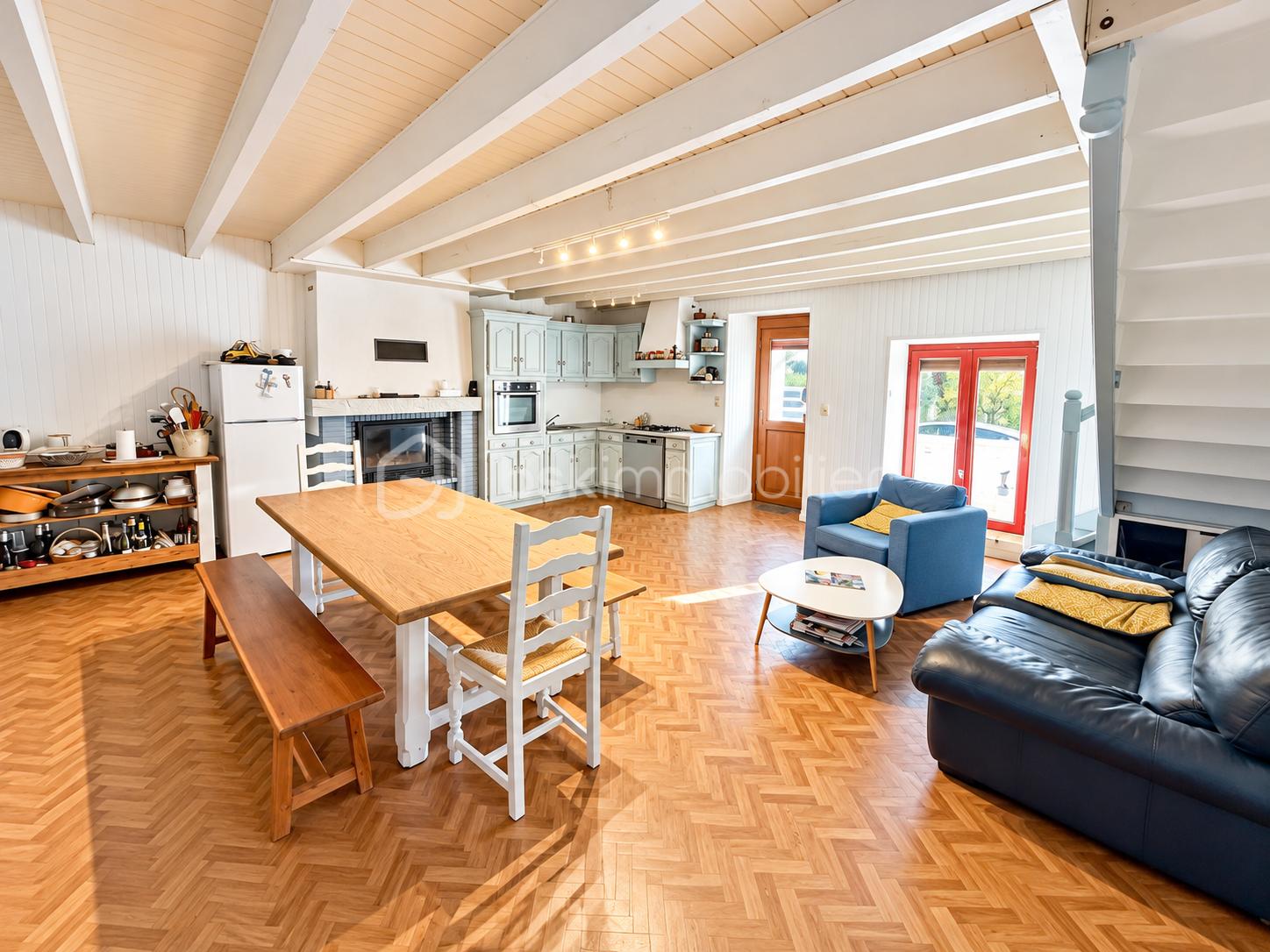 Intérieur cottage lumineux et chaleureux.png