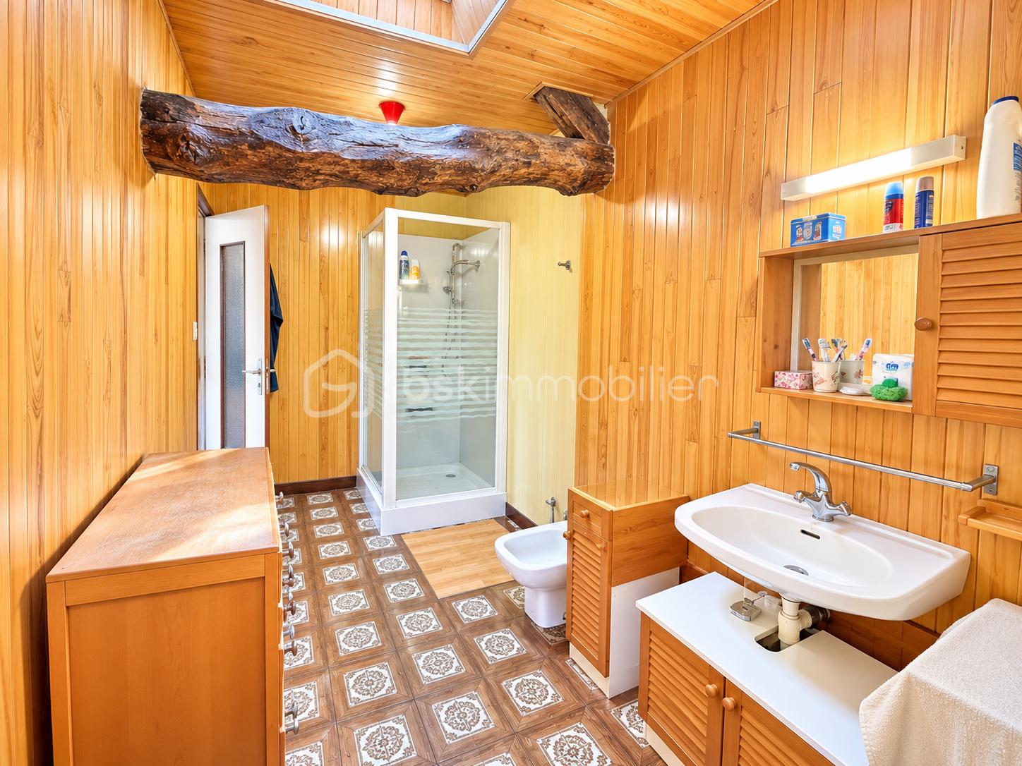 Salle de bain rustique rétro en bois.png