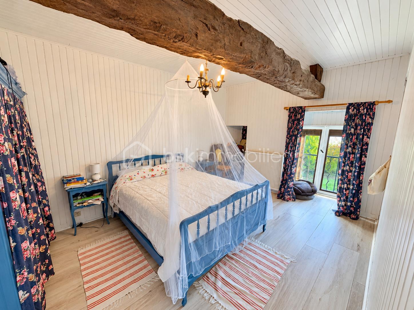 Chambre rustique bleue sous moustiquaire.png