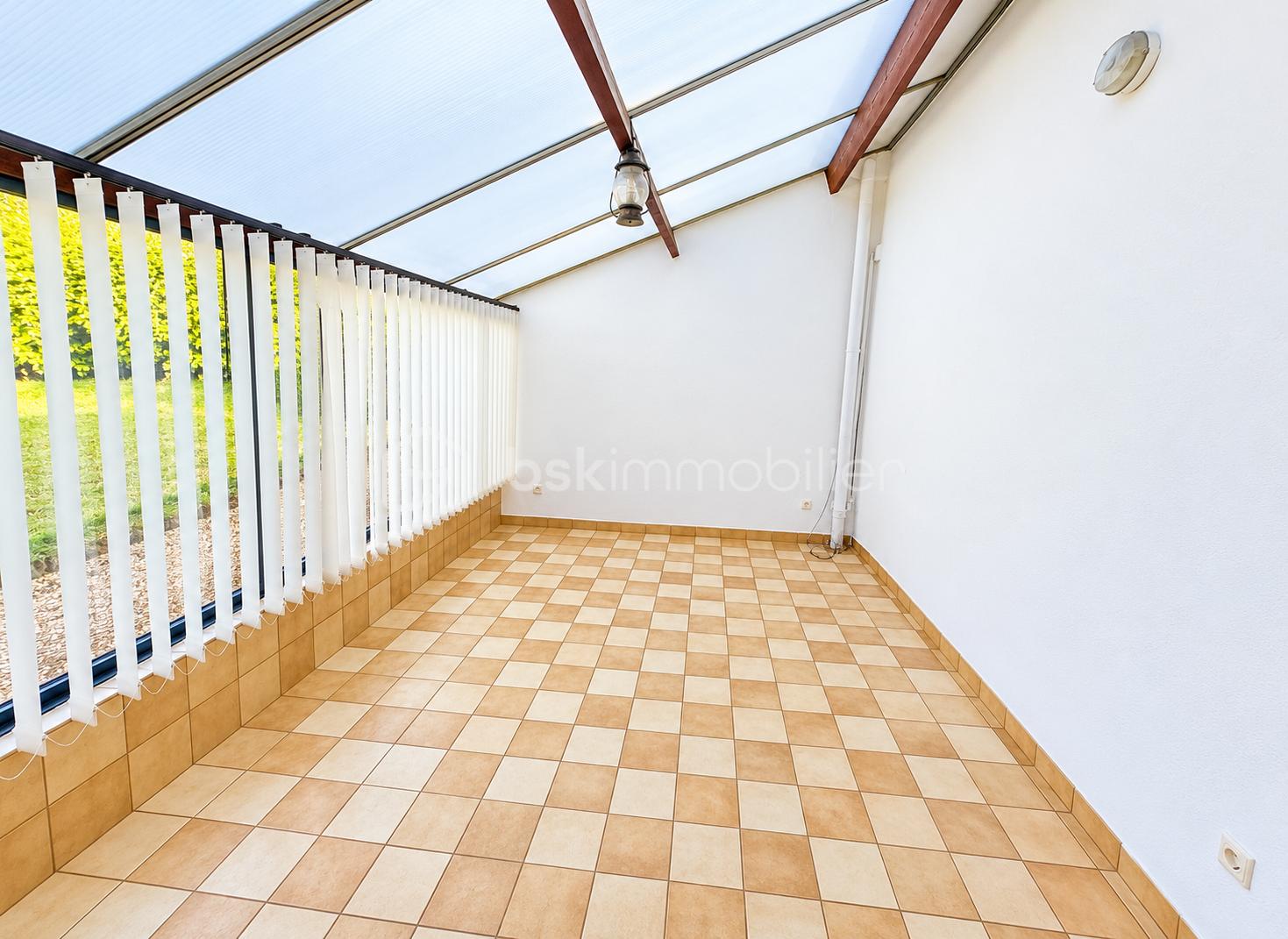 Véranda lumineuse aux carreaux chaleureux.png