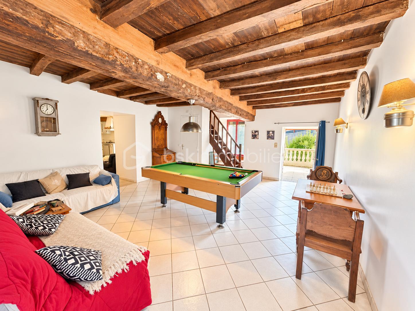 Salon rustique lumineux avec billard et terrasse.png