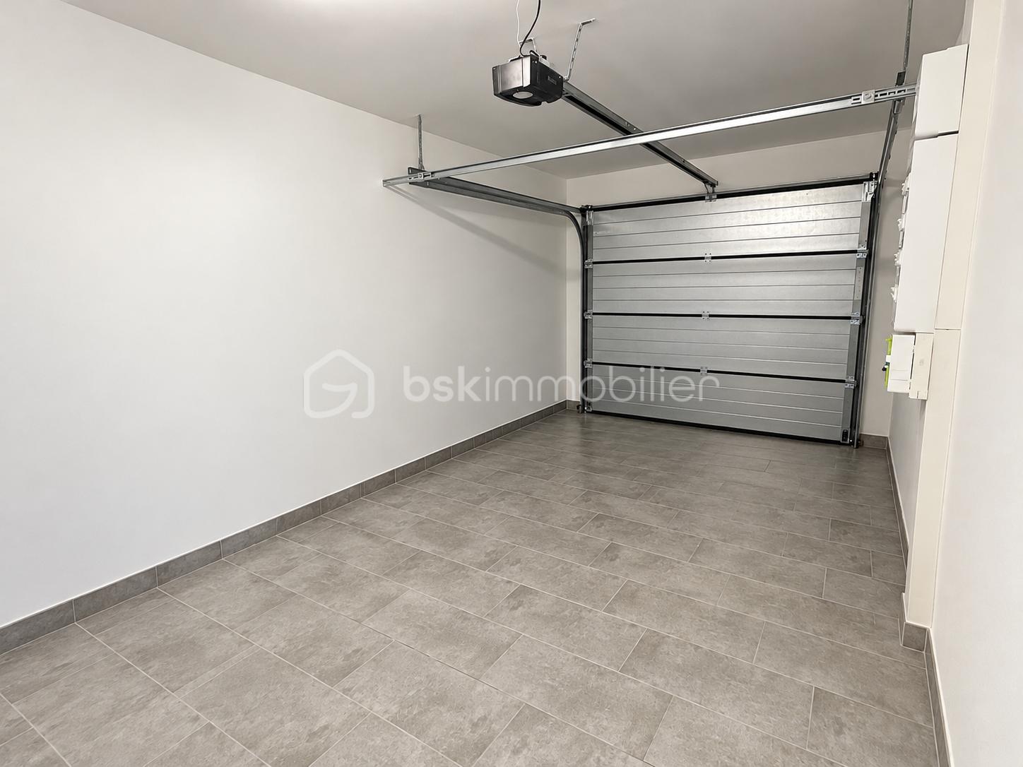 Garage moderne vide et immaculé.png