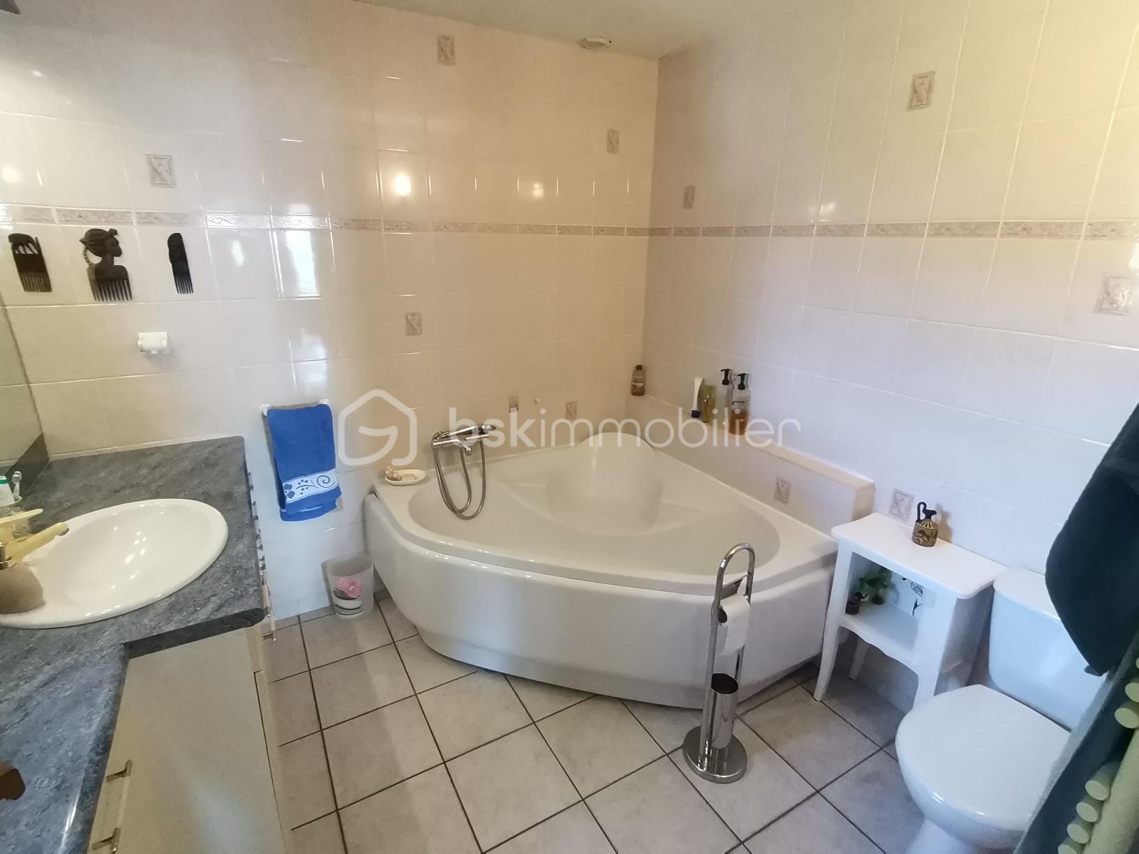 Maison de 155 m² - Salle de bains 1.jpg