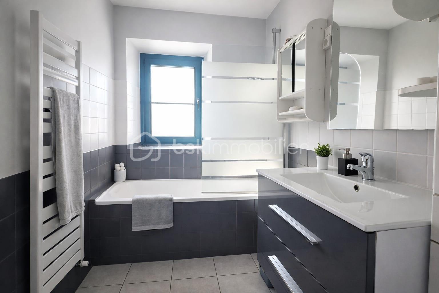 SALLE DE BAIN ETAGE.jpeg