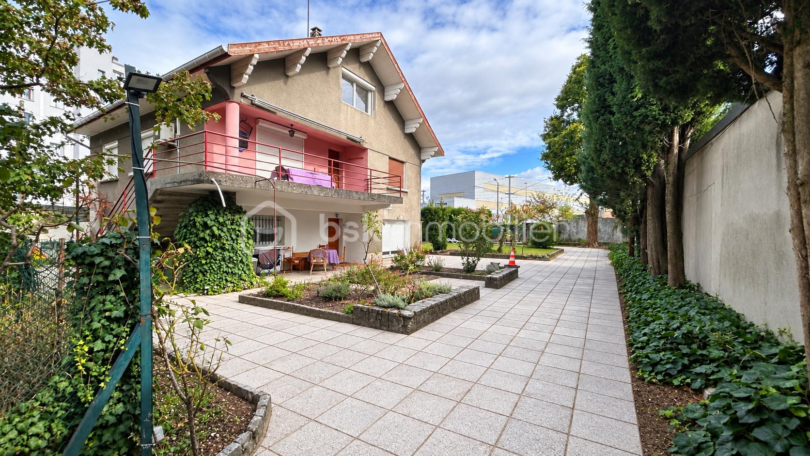 Maison 9 pièces 211 m² · à Grenoble · 211,3 m² · 420 000 €
