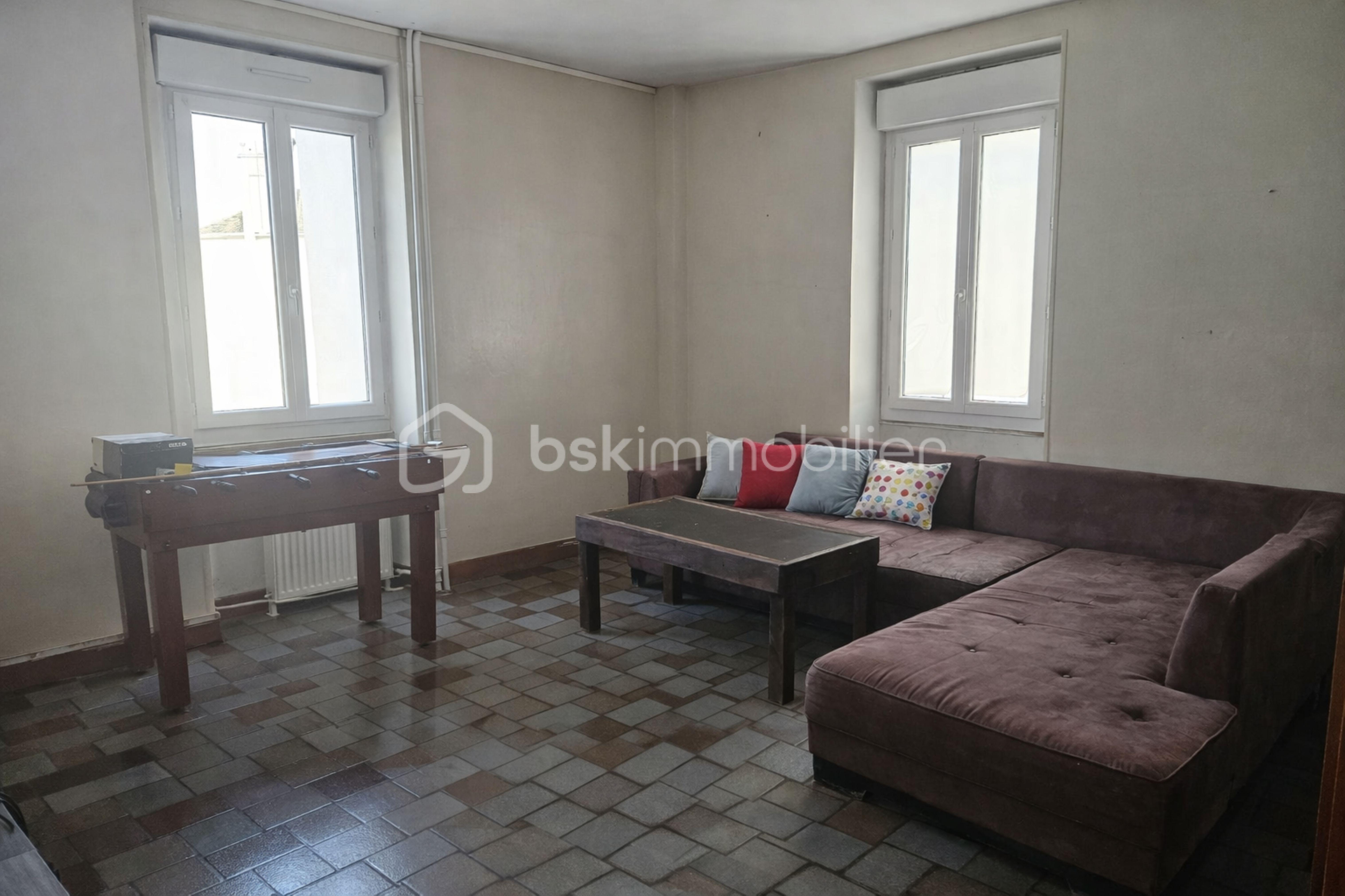 Salon lumineux avec canapé et baby-foot.jpg