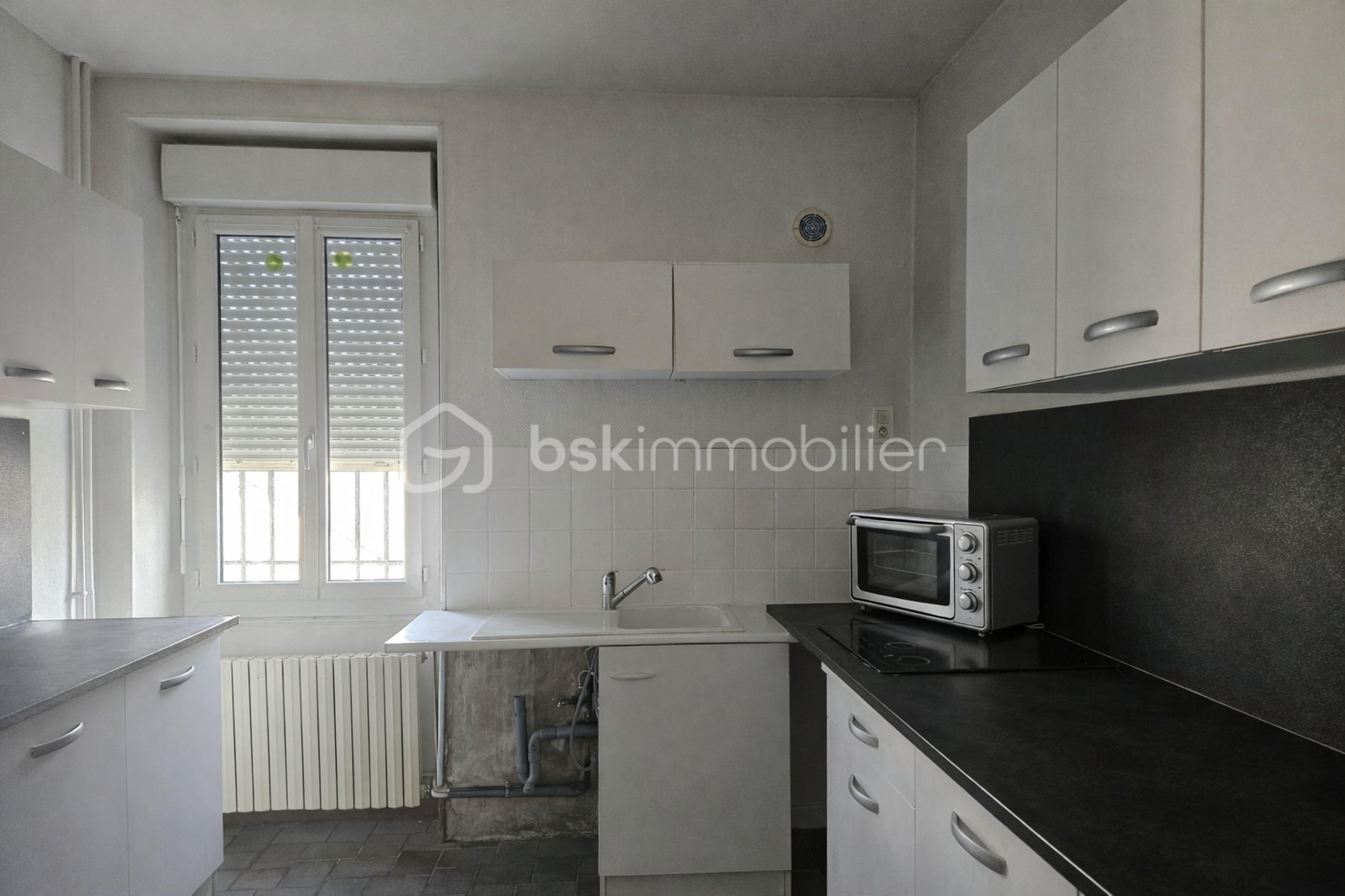 Cuisine moderne avec éléments noirs et blancs.jpg