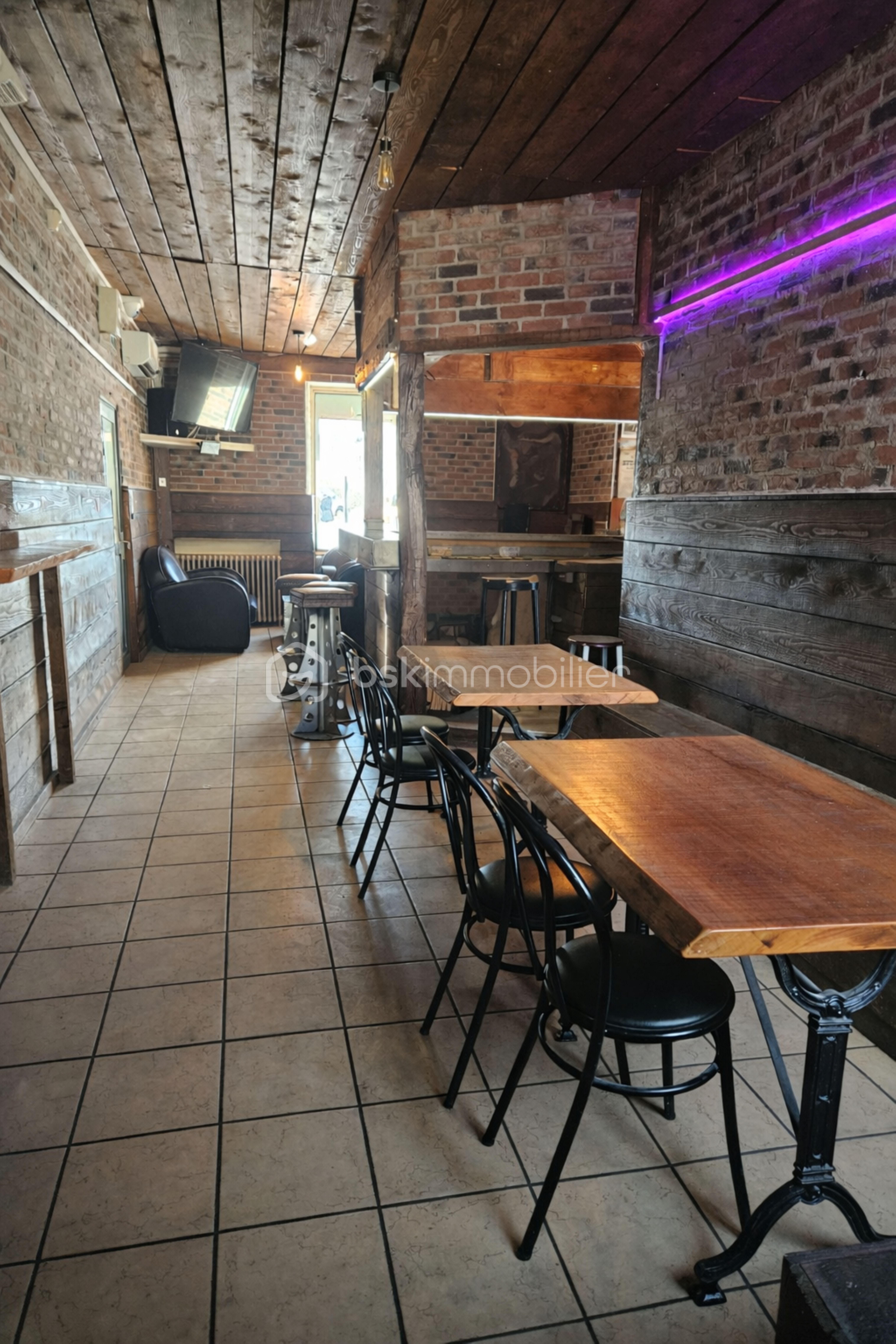 Bar tranquille aux éléments rustiques.jpg