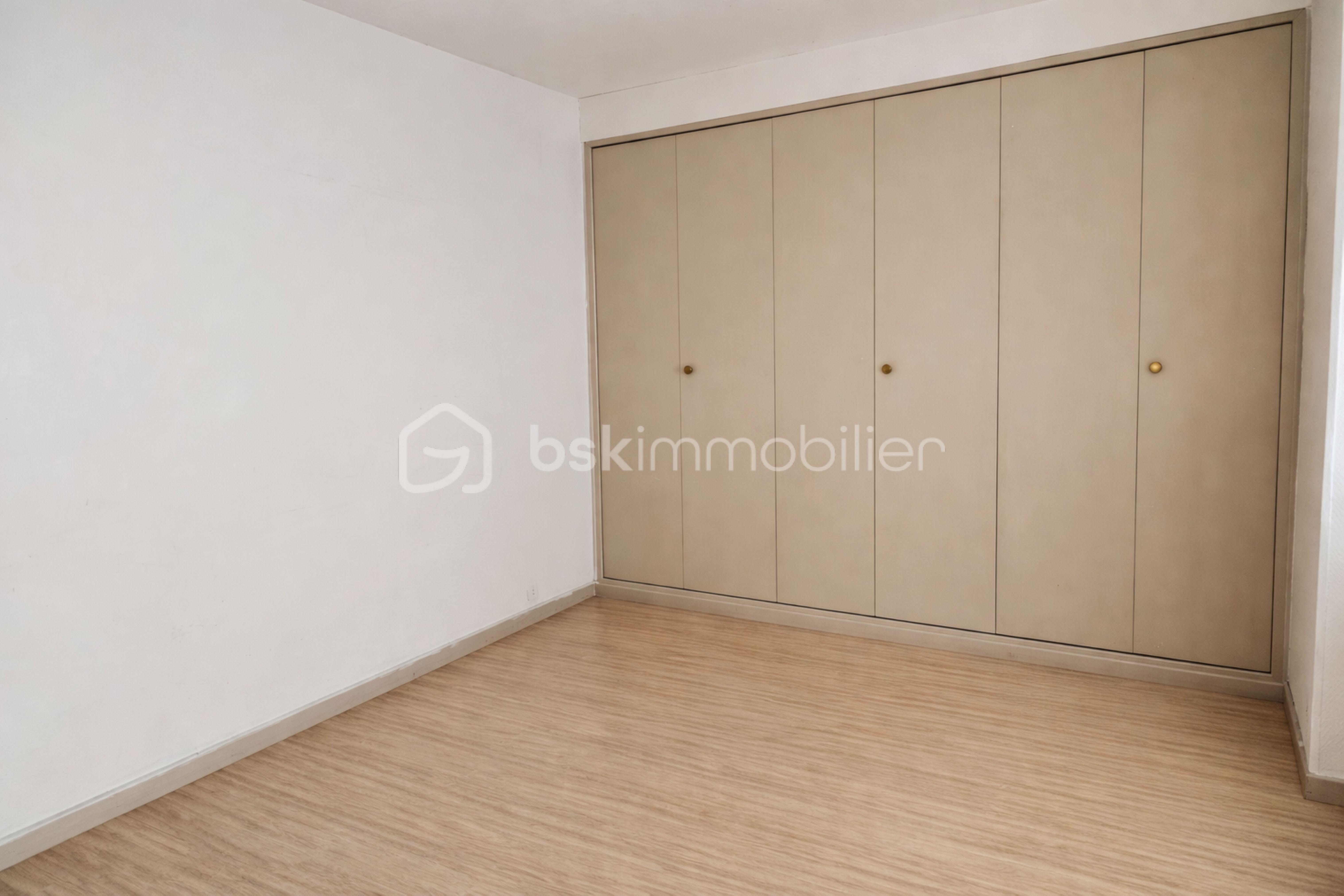 Chambre vide avec armoire beige.jpg