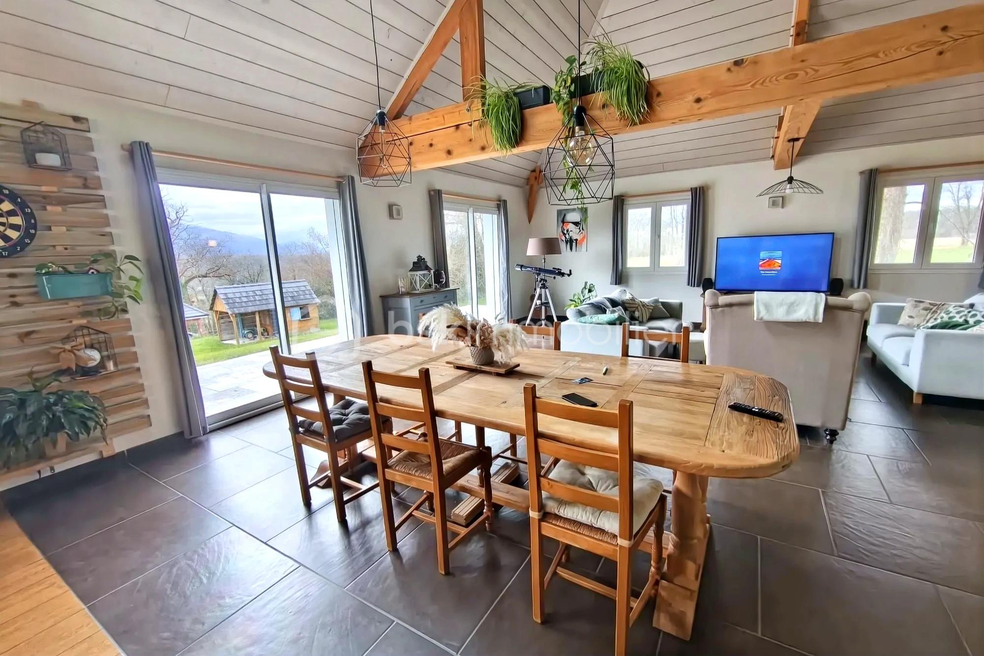 Maison de 215 m² - hoqi-70cb1dd901de481398b53dfe2c41056d.jpg