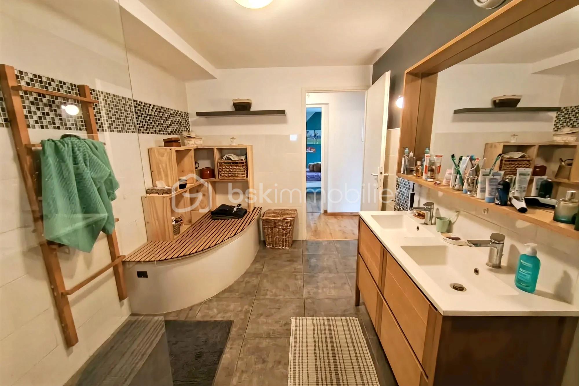 Maison de 215 m² - hoqi-7e710c1c0f18404a89e01af861e6653d.jpg