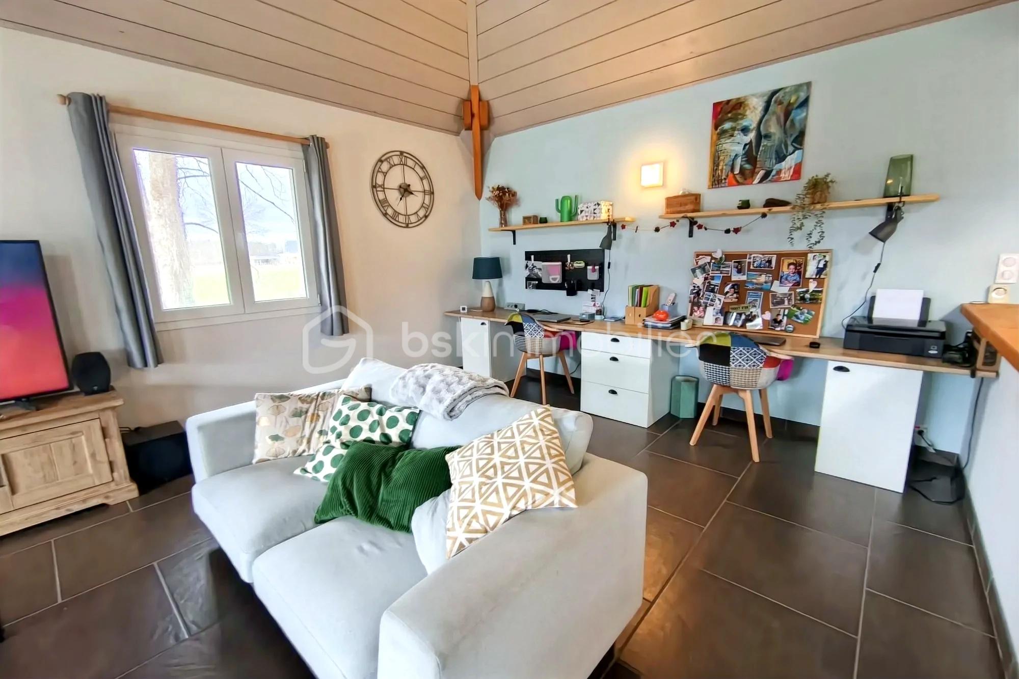 Maison de 215 m² - hoqi-9ebf52e3bc9d41f0b66a42d1acba3481.jpg