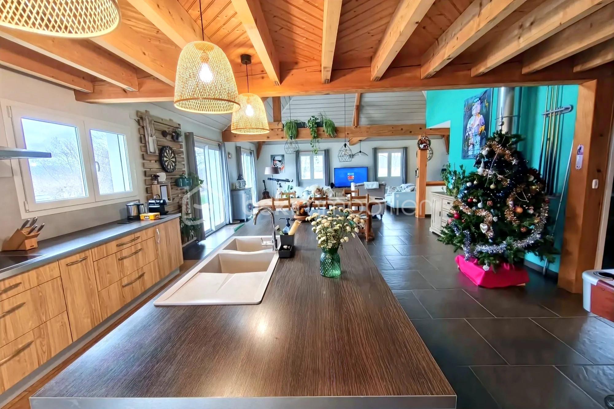 Maison de 215 m² - hoqi-064742cb7c3549c0b18a847564682c13.jpg