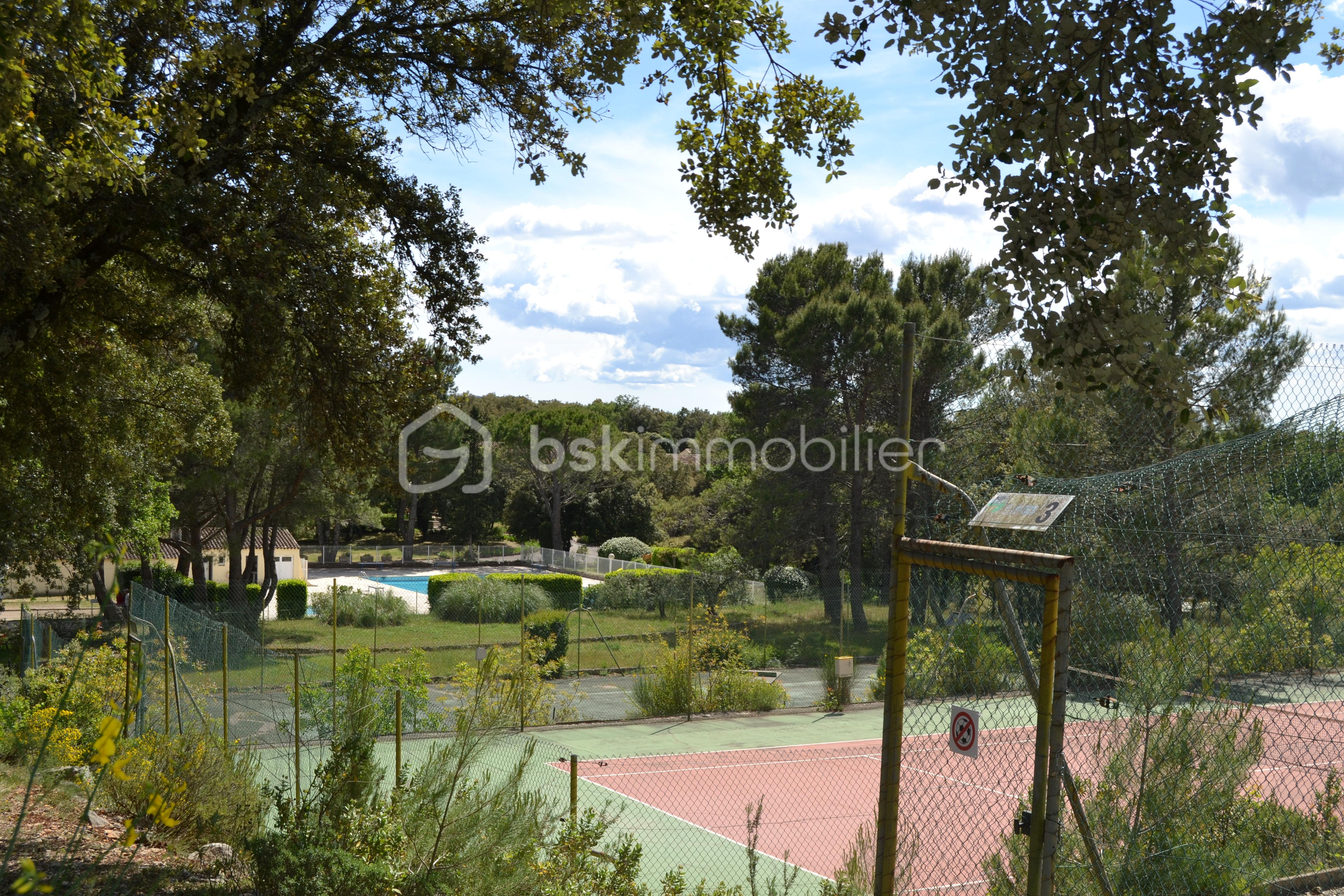 TERRAIN TENNIS ET PISCINE.JPG